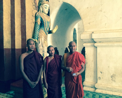Buddhistische Mönche in der Shwezigon-Pagode
