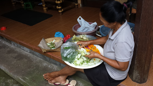 Balinesin bei der Zubereitung von Opfergaben