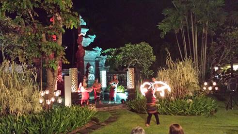 Traditionelle Show  im Garten des Laguna Hotels