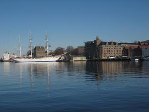 Segelschiff vor dem berühmten Stadtteil Brüggen