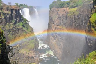 DIAMIR Erlebnisreisen - Namibia • Botswana • Sambia - Wüste, Felsmalereien und Victoriafälle