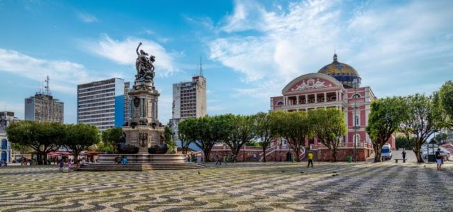 Teatro Amazonas und Statue Largo de S&atilde;o Sebasti&atilde;o in Manaus