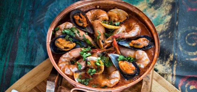 K&ouml;stlichkeiten im traditionellen Cataplana