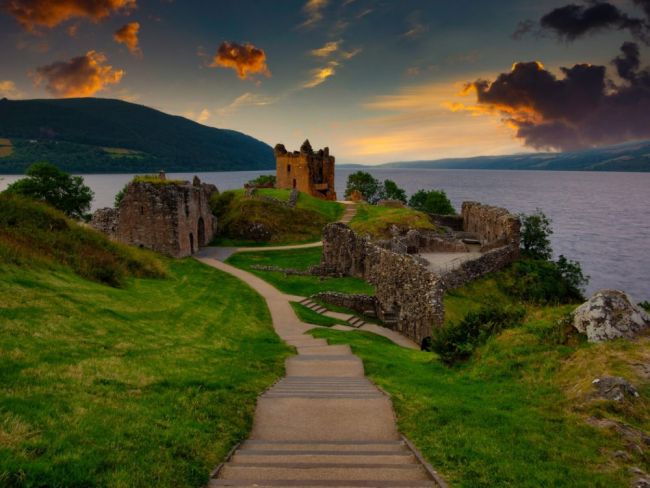 Urquhart Castle am Ufer des Loch Ness