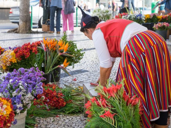 Traditionelle Blumenfrau auf dem Markt