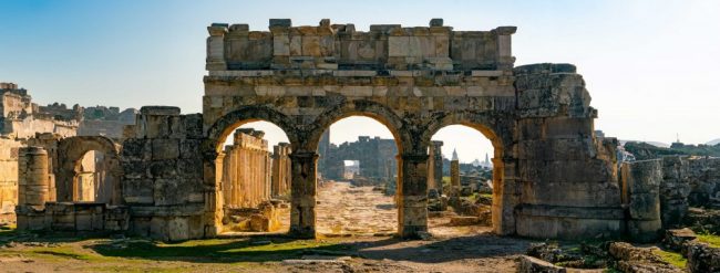 Hierapolis_Pamukkale_T&uuml;rkei_AdobeStock_487523752-erweitert (2)