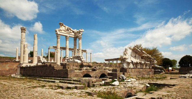 Amphitheater_Pergamon_T&uuml;rkei_AdobeStock_269218575 (2)