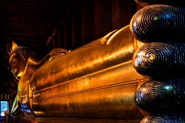 Buddhistische M&ouml;nche im Tempel Wat Pho in Bangkok