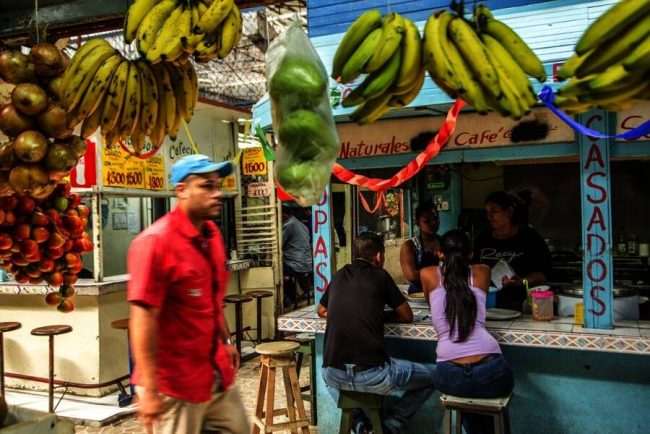 Streetfood-St&auml;nde auf einem Markt