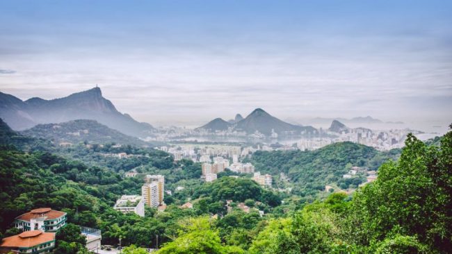 Am ber&uuml;hmten Copacabana-Strand in Rio de Janeiro