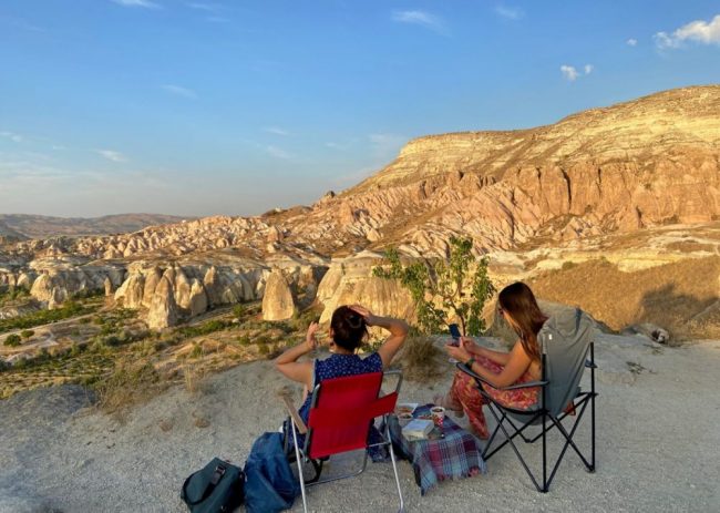 Gem&uuml;tliche Aussicht im Sonnenuntergang in Cavusin