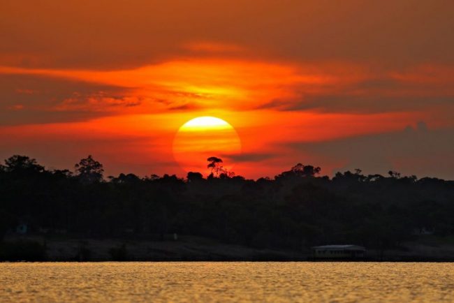 Sonnenuntergang &uuml;ber dem Amazonas
