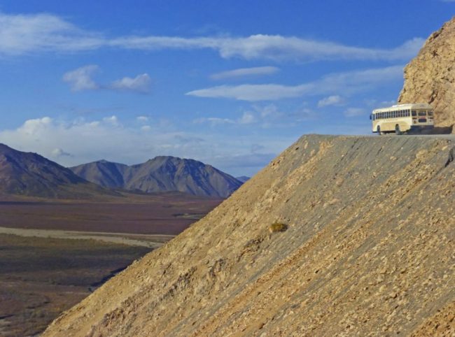Nationalparkbus an einer Passstra&szlig;e im Denali-Nationalpark