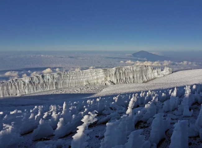 Blick auf Gletscher und zum Mount Meru