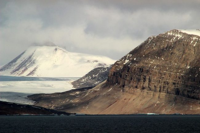 Gewaltige Gletscher und schroffe Berge pr&auml;gen Spitzbergen