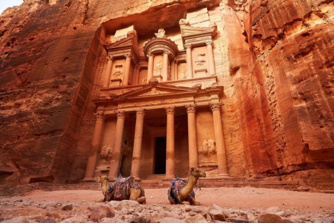 Kamelrast vor dem Schatzhaus in Petra