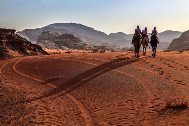 Auf dem Kamel durch das Wadi Rum
