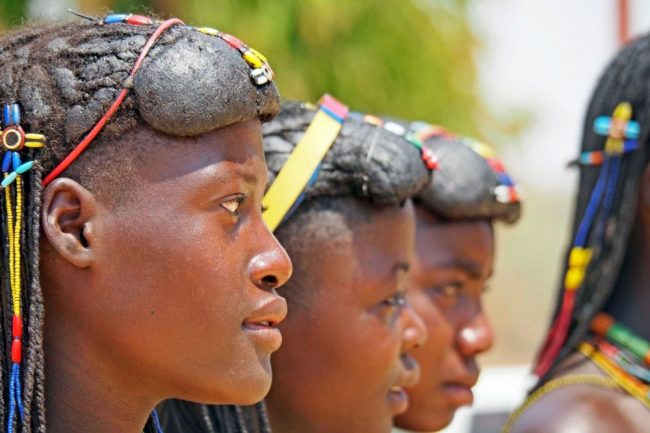 Traditionelle Haartracht der Hakaona-Frauen