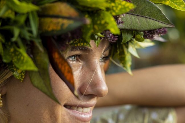 Frau vor einer Kirche auf Raivavae &ndash; Franz&ouml;sisch-Polynesien