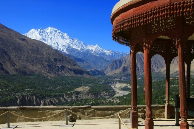 Fr&uuml;her mal ein Teil des Karakorum Highway: Mit dem Boot &uuml;ber den Attabad-See.