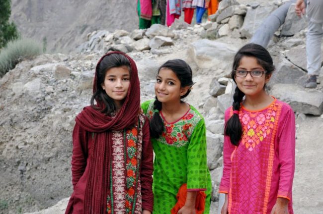 Begegnung mit M&auml;dchen in Skardu.