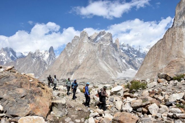 Entlang des Baltoro-Gletschers geht es immer wieder &uuml;ber ger&ouml;llige Mor&auml;nen.