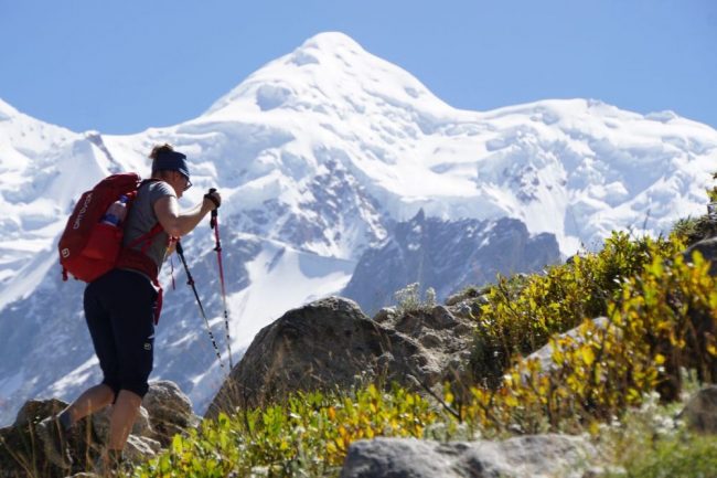 Sonenaufgang &uuml;ber Karimabad mit Blick auf den Rakaposhi.