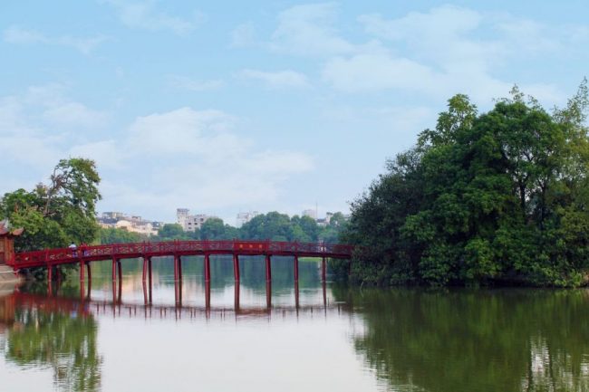 The-Huc-Br&uuml;cke im Morgenlicht am Hoan-Kiem-See in Hanoi