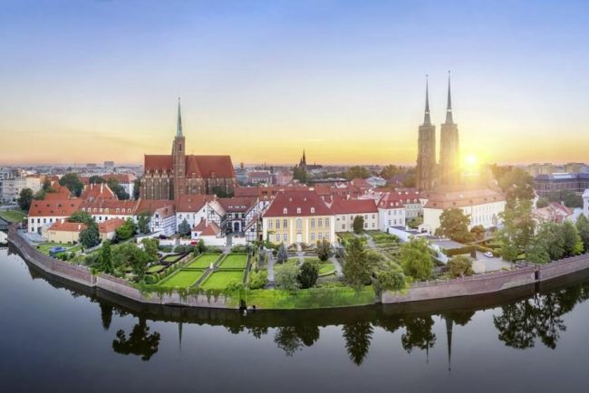 Zwerg an Laterne vor historischen H&auml;usern in Breslau