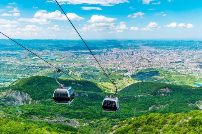 Der Skanderbeg-Platz in Tirana mit Uhrturm und Et'hem-Bey-Moschee