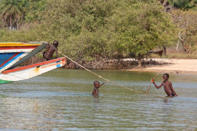 Spielende Kinder auf den Bijagos-Inseln, Guinea-Bissau