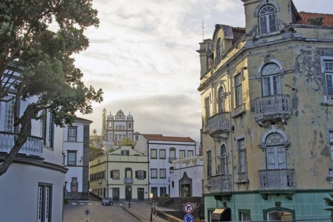 Blick auf Kirche in Angra do Heroismo