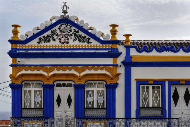 Blick vom Seglerhafen Horta auf den Vulkan Pico