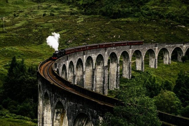 Glenfinnan-Viadukt in den schottischen Highlands - Harry Potter l&auml;sst gr&uuml;&szlig;en