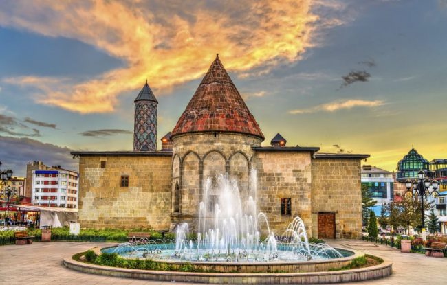 Yakutiye Medrese bei Sonnenuntergang