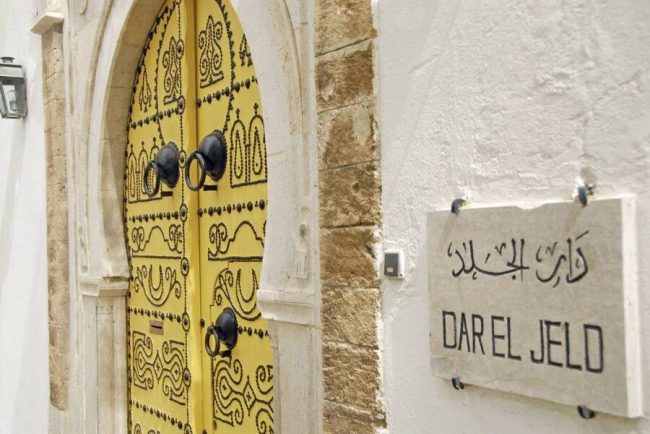 Oase in der W&uuml;ste bei Sonnenuntergang