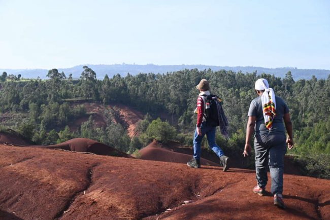 Wanderung auf rotem Boden