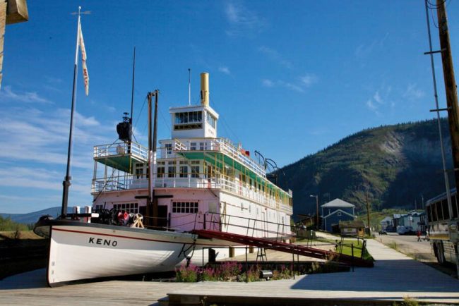 T&uuml;rkisfarbener Fluss und H&auml;ngebr&uuml;cke