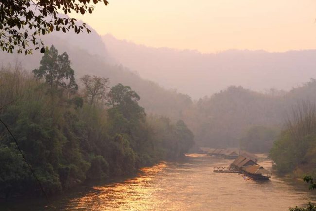 Flussblick mit Liegest&uuml;hlen