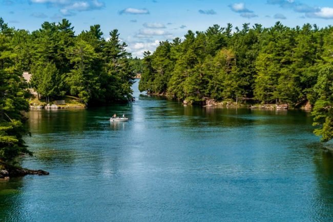 Flussfahrt zwischen Inseln