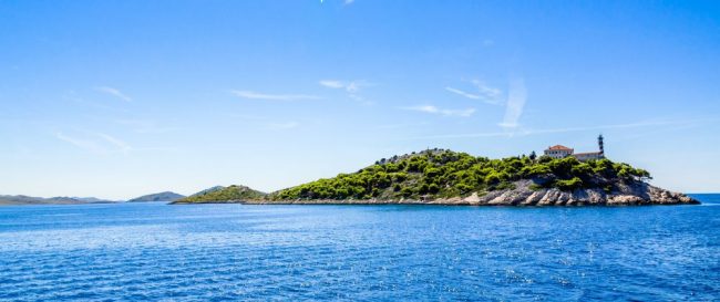Stadt_Osor_zwischen_Mali_Losinj_und_Cres_Kroatien_AdobeStock_378561269