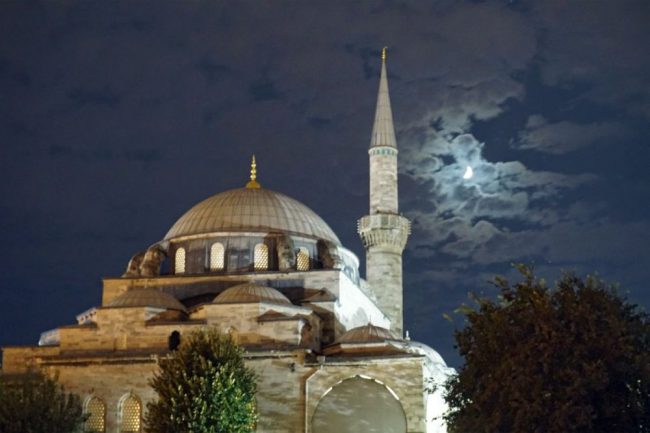 Silhouette der Hagia Sophia bei Nacht in Istanbul
