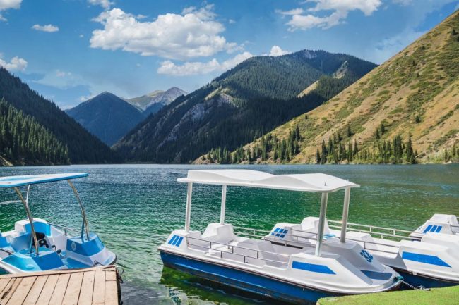Kasachstan, Kolsai-See mit Touristen-Boote