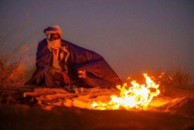 Am w&auml;rmenden Feuer nach Sonnenuntergang.