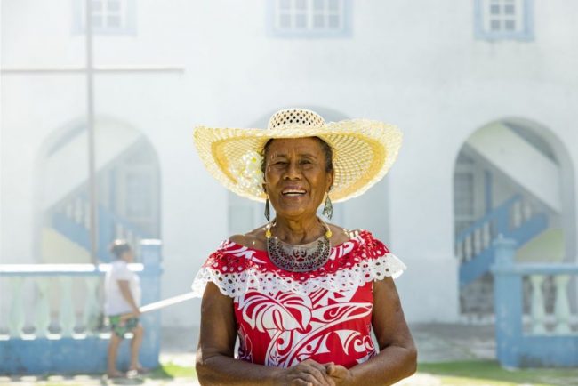 Frau vor einer Kirche auf Raivavae &ndash; Franz&ouml;sisch-Polynesien