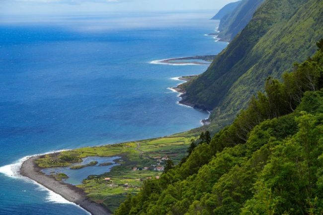 Steile K&uuml;ste mit gr&uuml;nen H&auml;ngen und Atlantikblick auf S&atilde;o Jorge, Azoren
