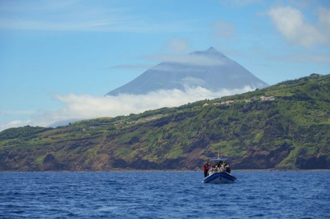 Vulkanlandschaft mit Boot vor der K&uuml;ste von Pico auf den Azoren