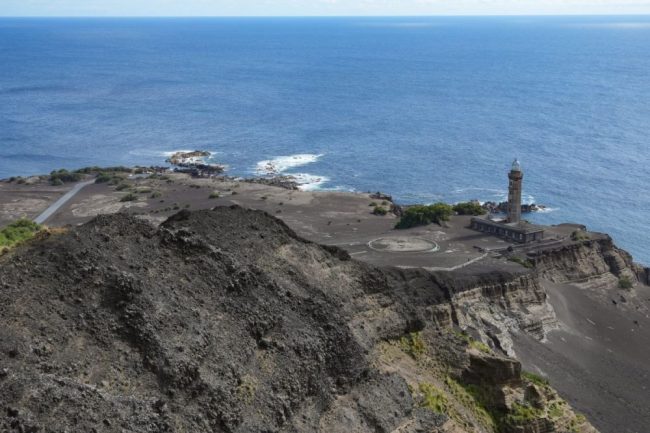 Leuchtturm &uuml;ber dem Atlantik auf Faial, Azoren