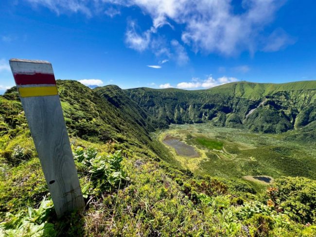Gr&uuml;ner Vulkankrater unter weitem Himmel auf Faial, Azoren