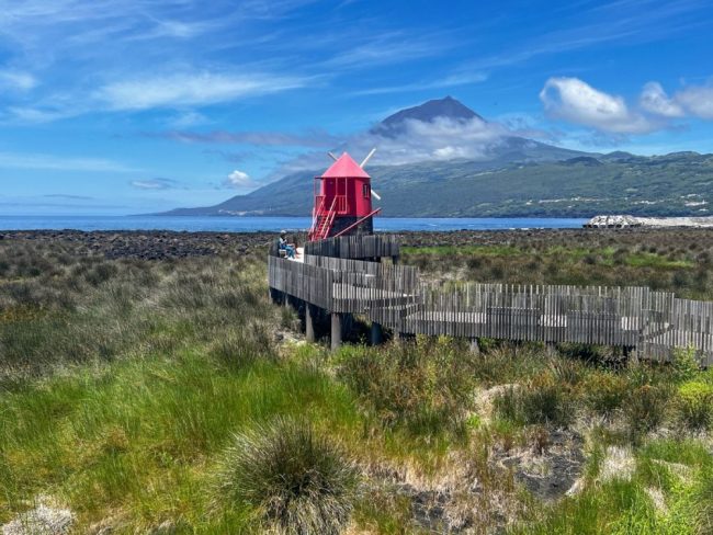 Roter Aussichtsturm vor dem Pico-Vulkan an der K&uuml;ste der Azoreninsel Pico